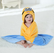 Spring and autumn new baby flannels are wrapped in baby cloak by baby